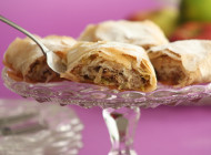 Fresh figs and apples strudel