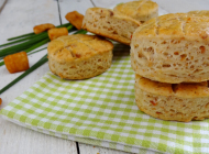 Scones with cracklings